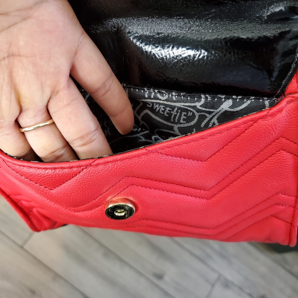 BETSEY JOHNSON | Zig Zag Pattern Sparkle Black Bow Gold Chain Crossbody Handbag - Picture 10 of 16